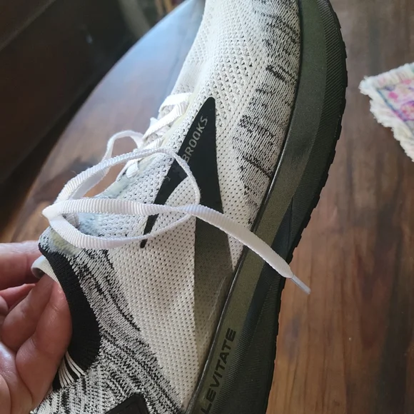 BROOKS TENNIS SHOES SIZE 9 - Picture 3 of 10